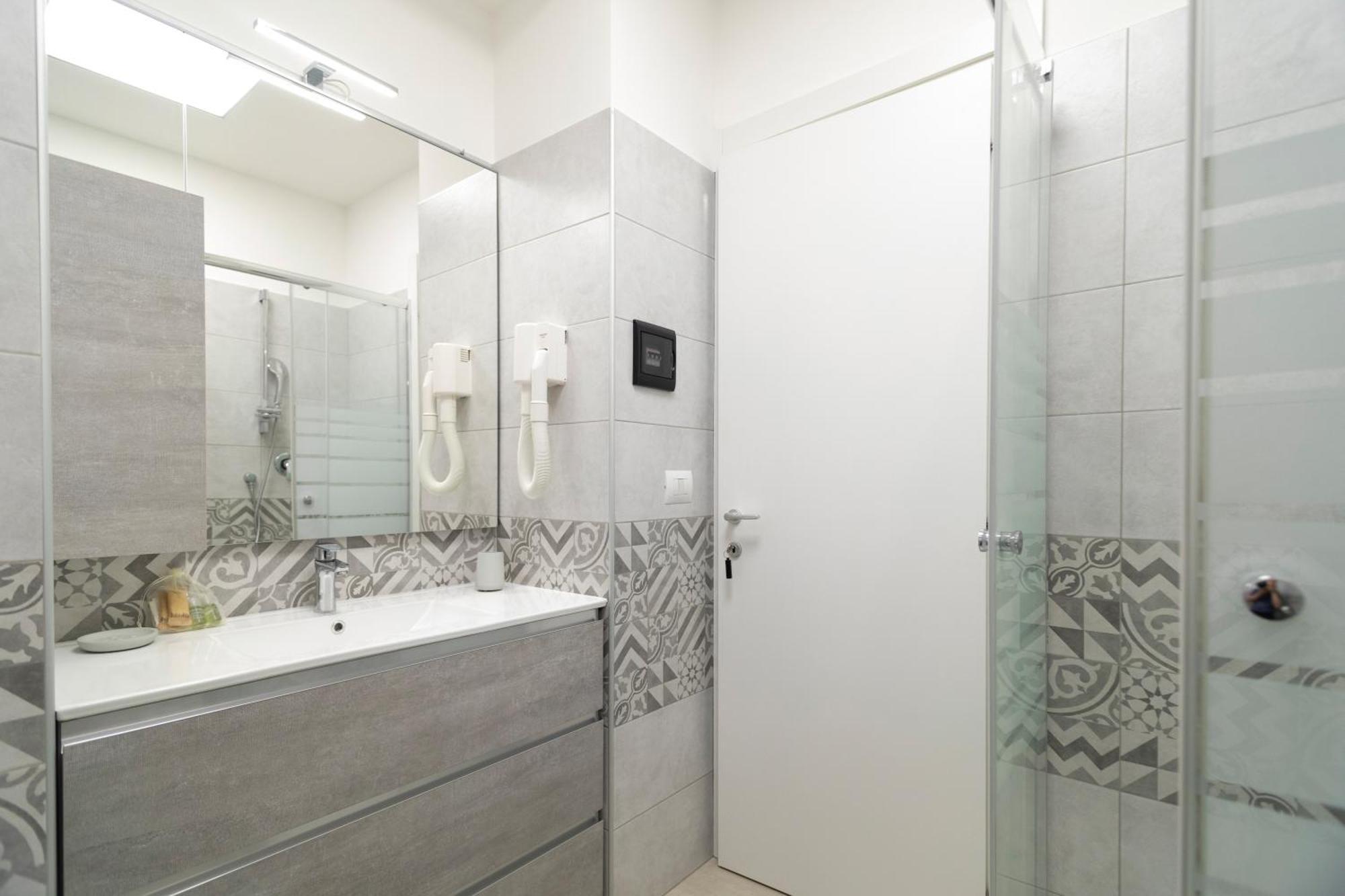 Triple Room Private External Bathroom the Hallway